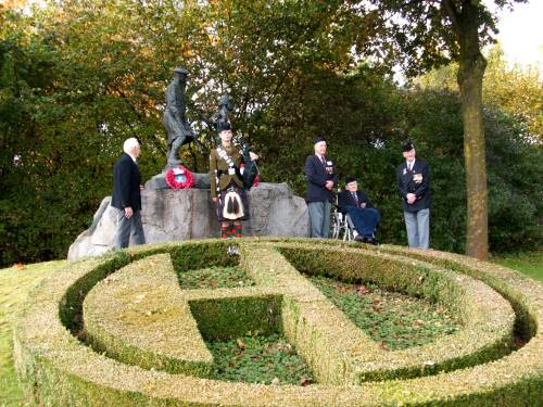 5th Camerons, Derek Suggate, CSM James Petrie, Reginald Leadbeater MM and Richard Massey with Piper Peter Grant of The Highlanders at the Highland Division memorial, Schijndel, Holland. The 65th Anniversary of Liberation.