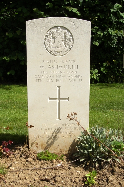 Headstone of 2934737 Private W. Ashworth, Queens Own Cameron Highlanders