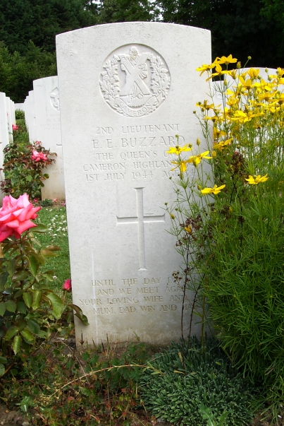 Headstone of 312452, 2nd Lieutenant. E.E. Buzzard. Queens Own Cameron Highlanders