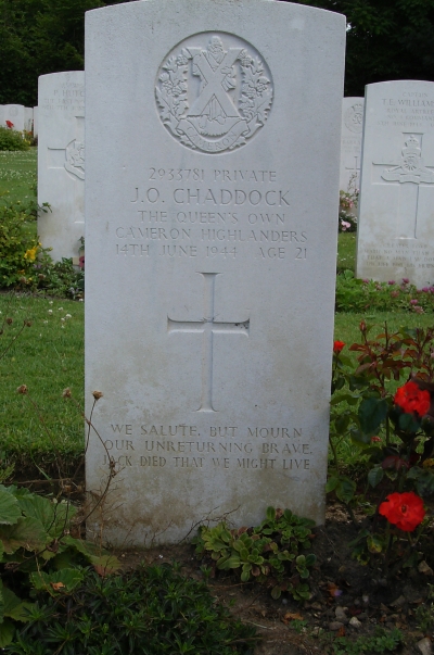 Headstone of 2933781 Private J.O. Chaddock. Queens Own Cameron Highlanders