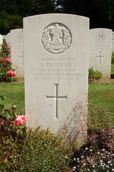 Headstone of 14421268 Private L. De Haan. Queens Own Cameron Highlanders