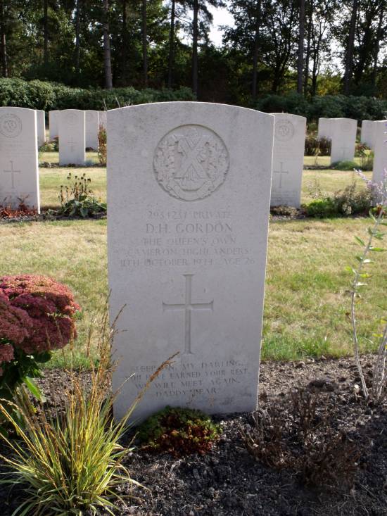 Headstone of 2934237 Private D.H. Gordon, died 11 October 1944, aged 26. 5th batalion Queens Own Cameron Highlanders