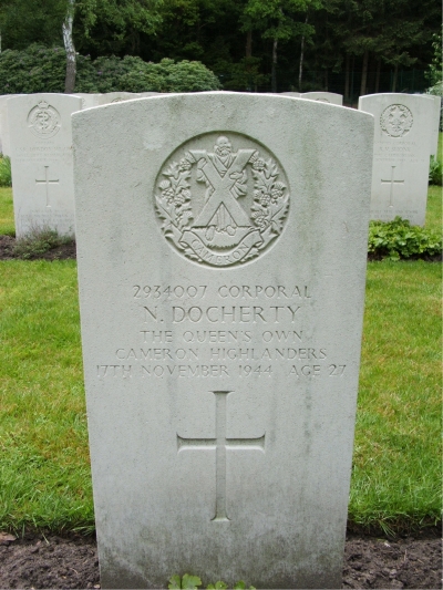Headstone of 2934007 corporal N Docherty, Mierlo, Holland