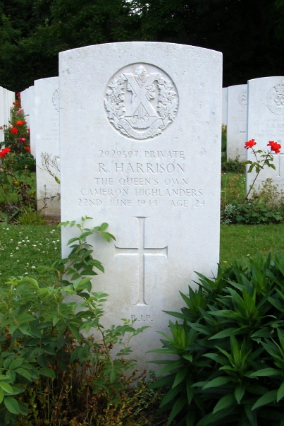 Headstone of 2929597 Private R. Harrison. Queens Own Cameron Highlanders
