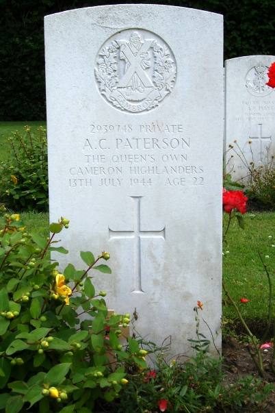 Headstone of 2939748 Private A.C. Paterson. Queens Own Cameron Highlanders