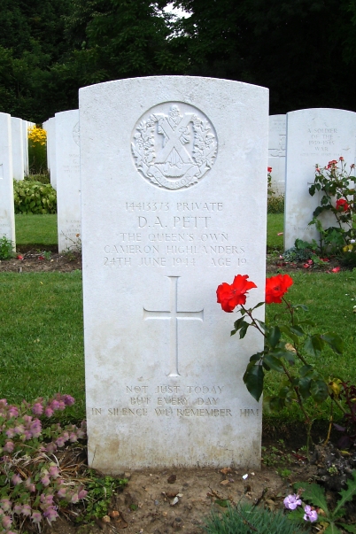 Headstone of 14413373 Private D.A. Pett. Queens Own Cameron Highlanders