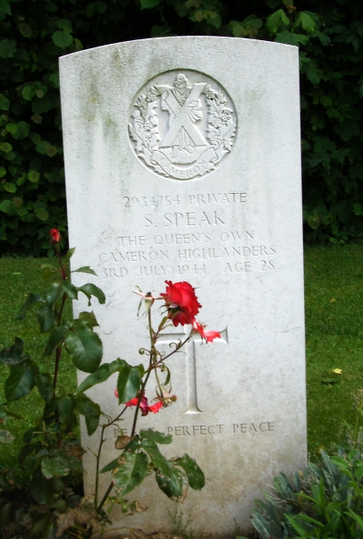 Headstone of 2934754 Private S. Speak, Queens Own Cameron Highlanders