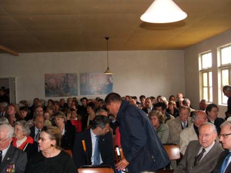 Congrgation at memorial service in Kamp Vught