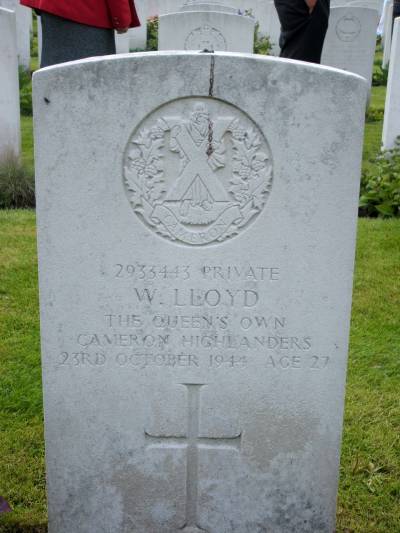 Headstone of Private W. Lloyd