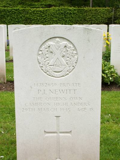 Headstone of Private P.I. Newitt