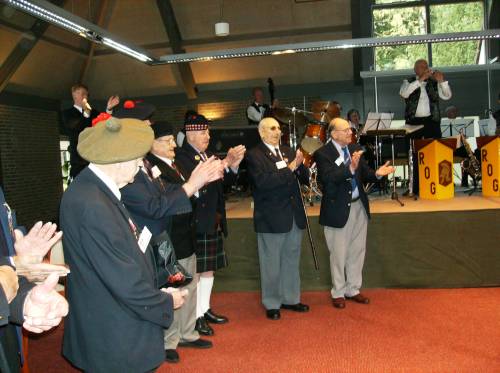 Highland Division veterans applaud Piper Grant, Huize Bergen, Vught
